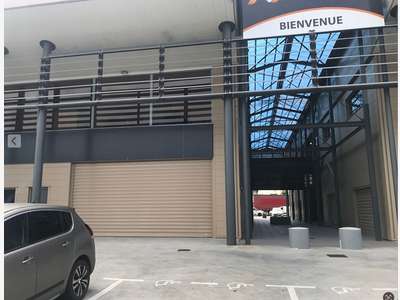 A louer local commercial 465m² d'angle à Jarry