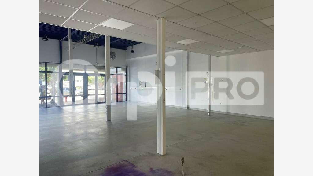 Local commercial 394m² à louer à Baie-Mahault