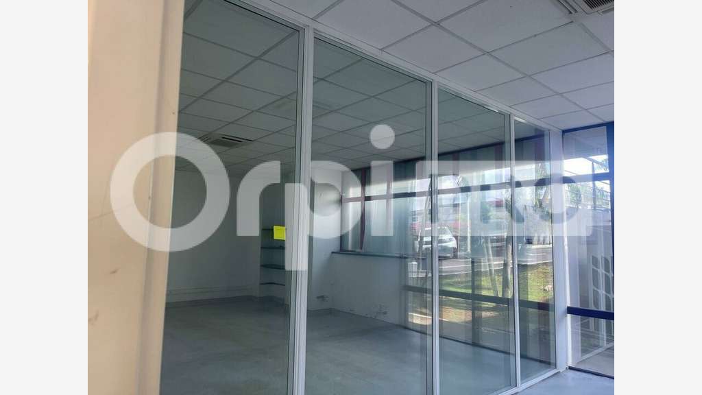 Local commercial 394m² à louer à Baie-Mahault