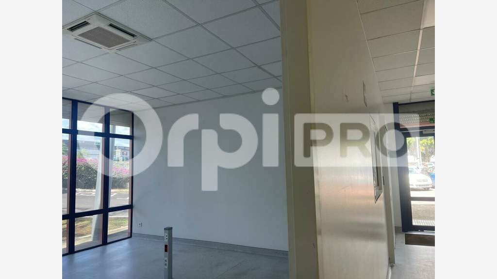 Local commercial 394m² à louer à Baie-Mahault