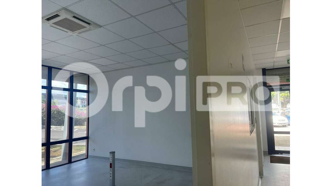 Local commercial 394m² à louer à Baie-Mahault