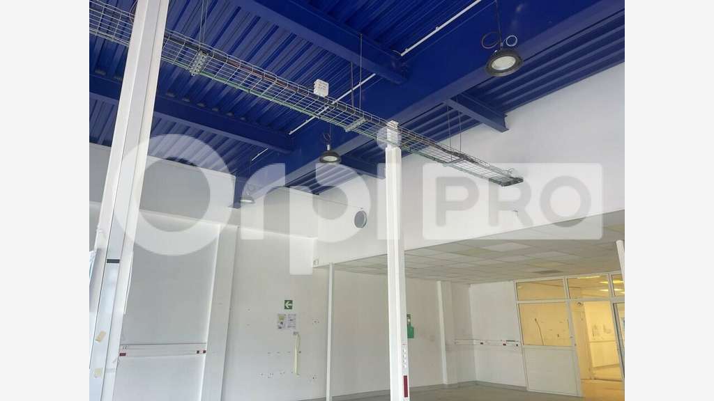 Local commercial 394m² à louer à Baie-Mahault