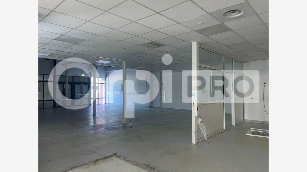 Local commercial 394m² à louer à Baie-Mahault