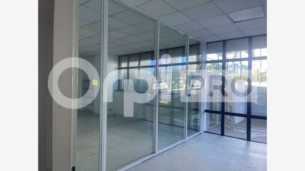 Local commercial 394m² à louer à Baie-Mahault