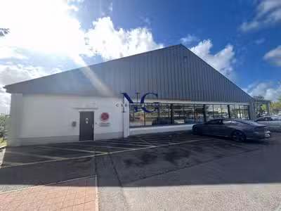 Local 1200m² emplacement privilégié à Baud