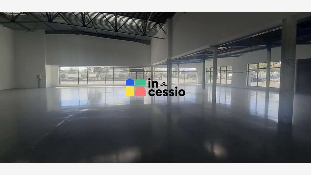 A louer local commercial 601m² à Angers Ouest