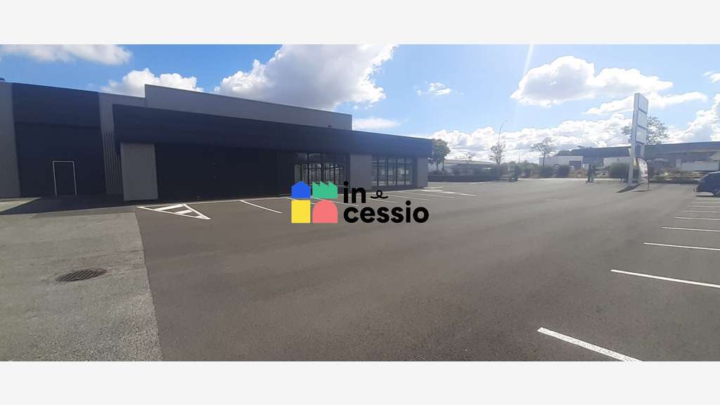 A louer local commercial 601m² à Angers Ouest