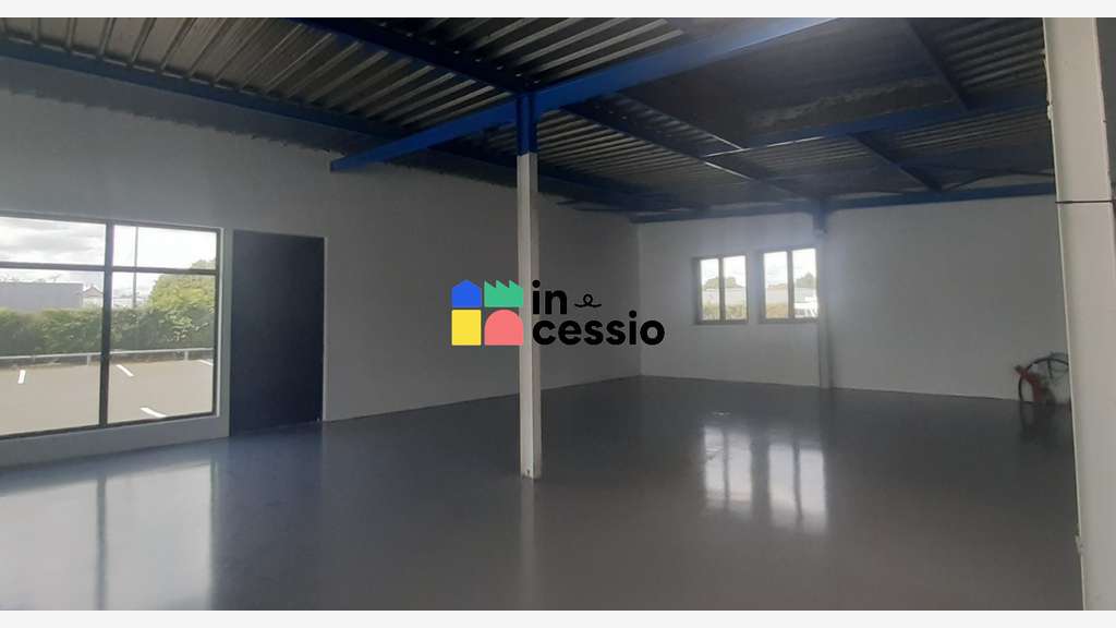 A louer local commercial 601m² à Angers Ouest