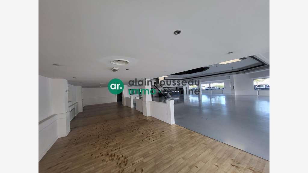 A louer local 855m² excllente visibilité Beaucouzé