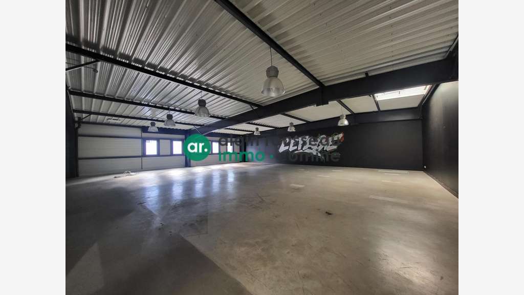 A louer local 855m² excllente visibilité Beaucouzé