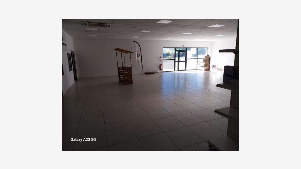 A louer magasin 600m² à Bias