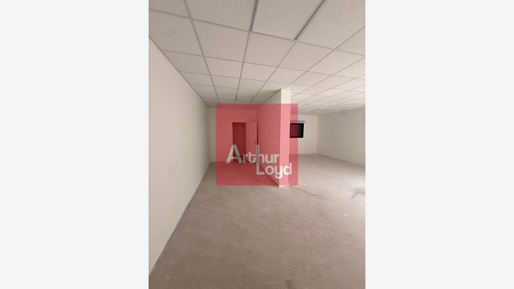 A louer local commercial 94m² en coeur de zone Boé