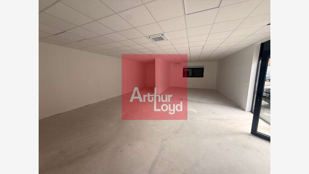 A louer local commercial 94m² en coeur de zone Boé