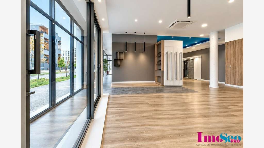 Local 195m² à louer à Bordeaux Bassins à Flot