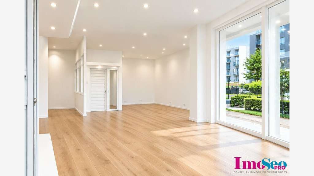 Local 195m² à louer à Bordeaux Bassins à Flot