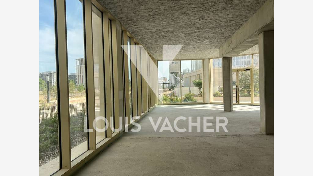 Location pure local d'angle 226m² à Bordeaux Gare 