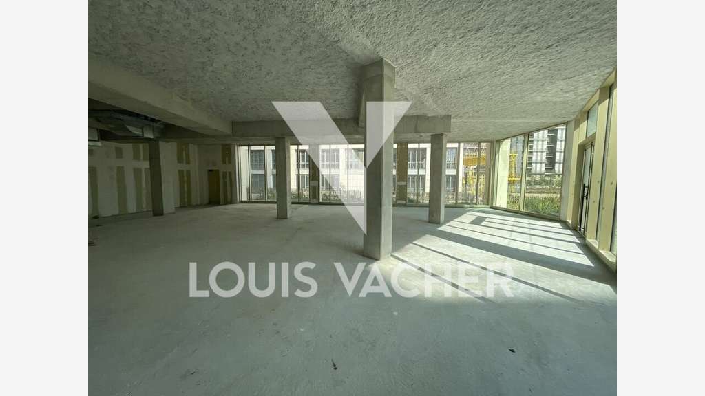 Location pure local d'angle 226m² à Bordeaux Gare 