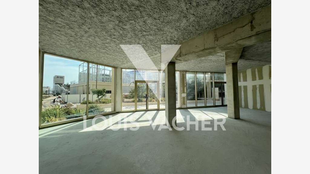 Location pure local d'angle 226m² à Bordeaux Gare 