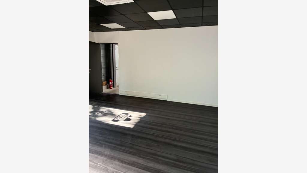 Local récent 210m² à louer à Bourg-en-Bresse