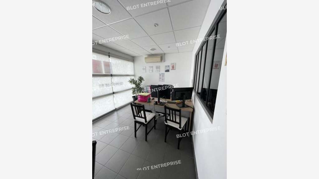 Loue 77m² en centre commercial les clouères Acigné