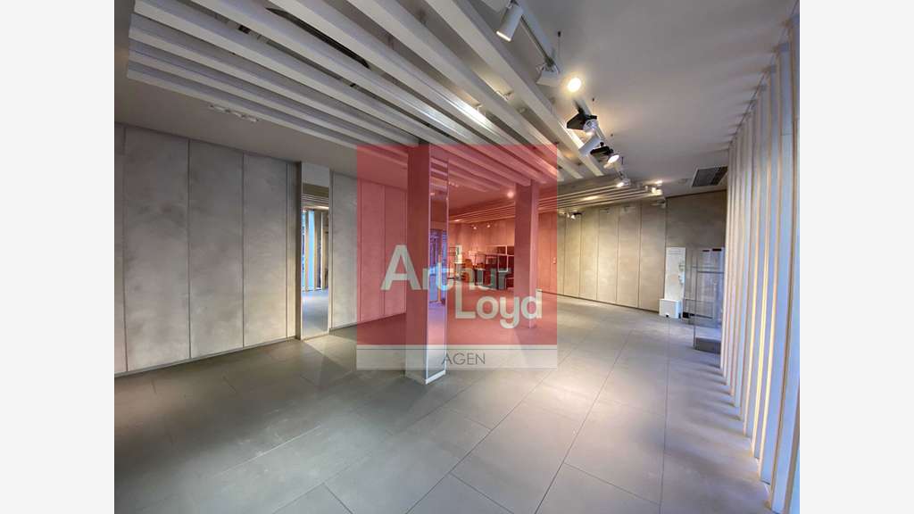 Local d'angle 256m² à forte visibilité à Agen