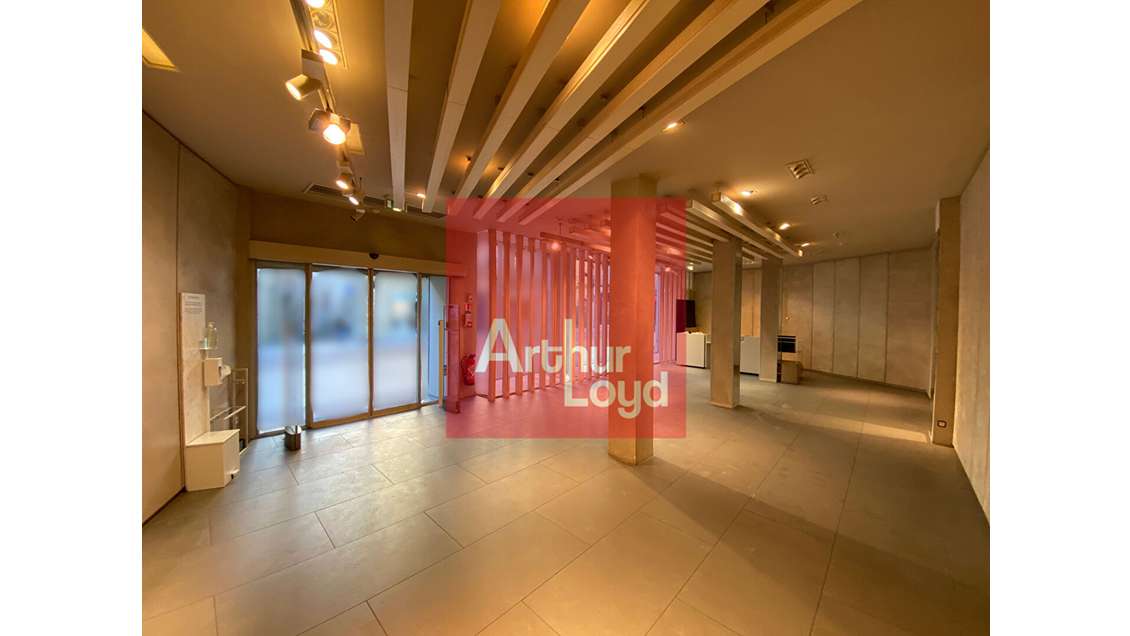 Local d'angle 256m² à forte visibilité à Agen