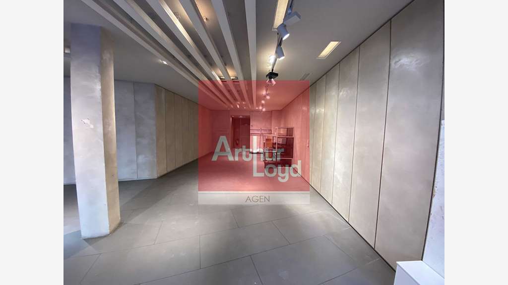 Local d'angle 256m² à forte visibilité à Agen