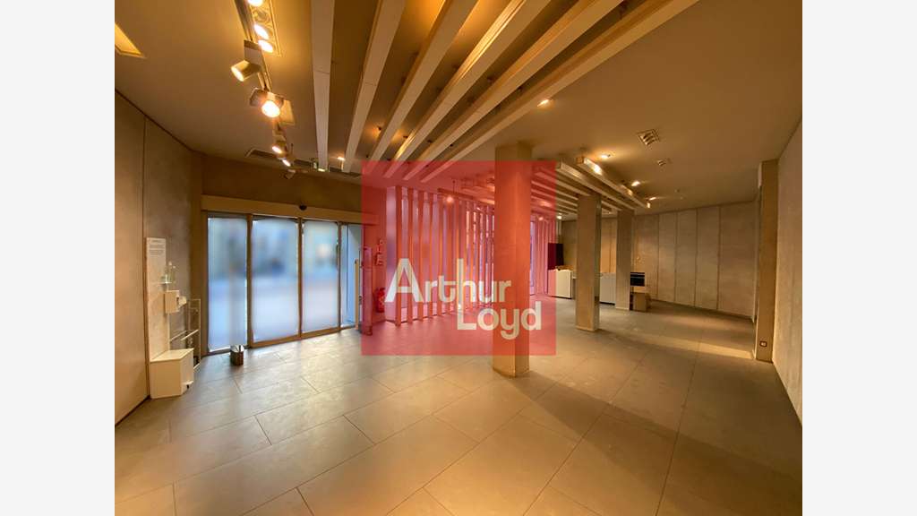 Local d'angle 256m² à forte visibilité à Agen