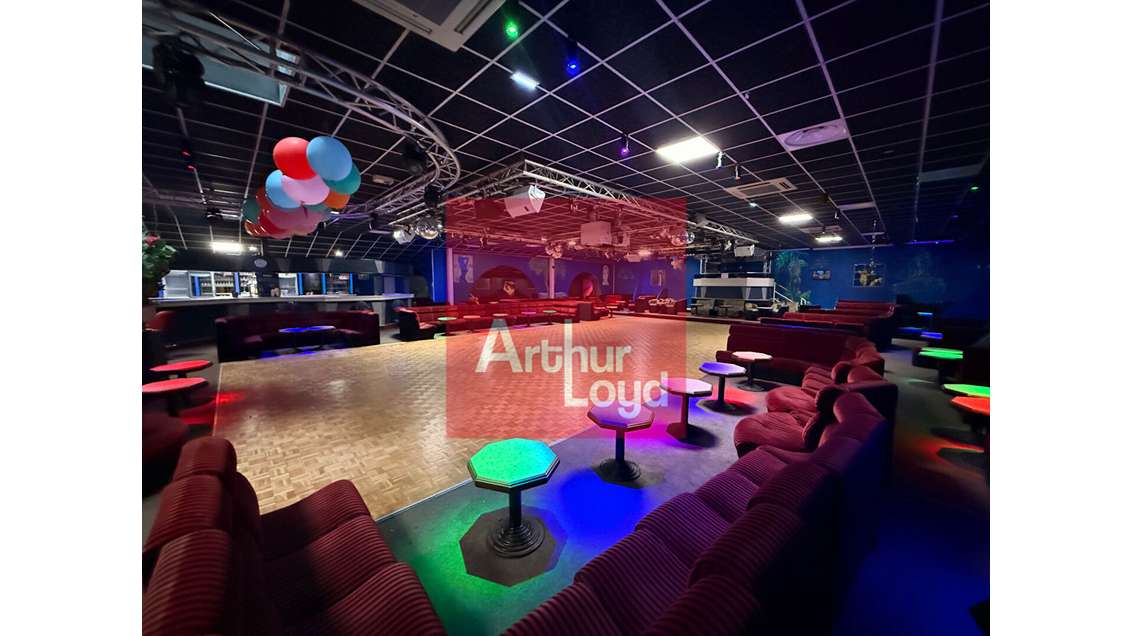 Local commercial avec volumes exceptionnels et