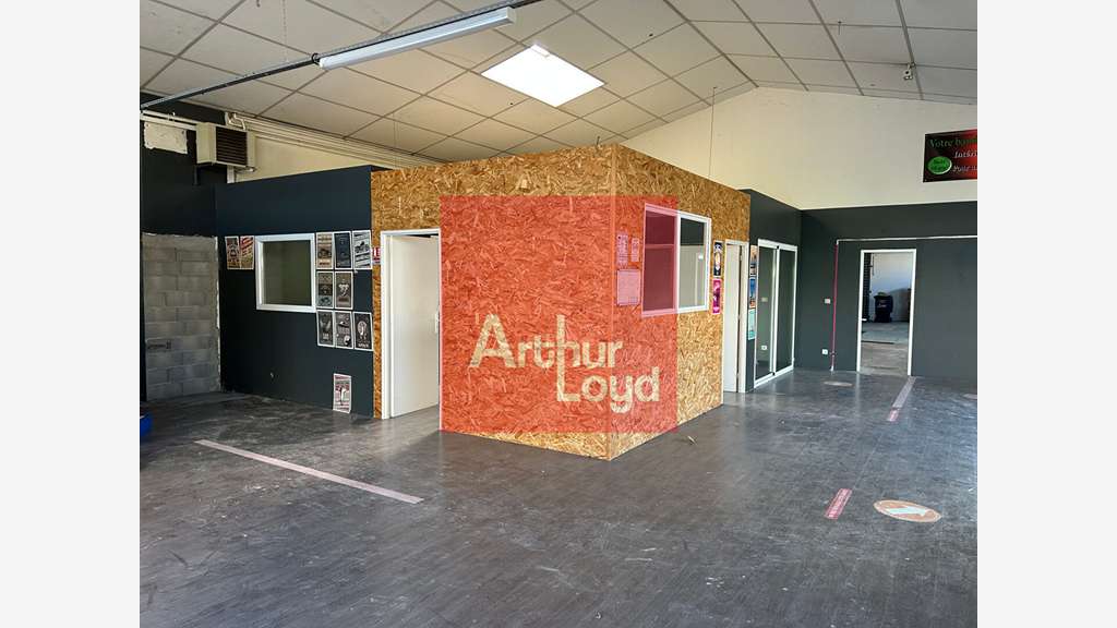 Local commercial 324m² à louer à Agen