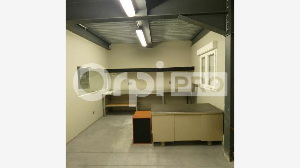 Bâtiment d'activités de 847m² à louer à Aiglun