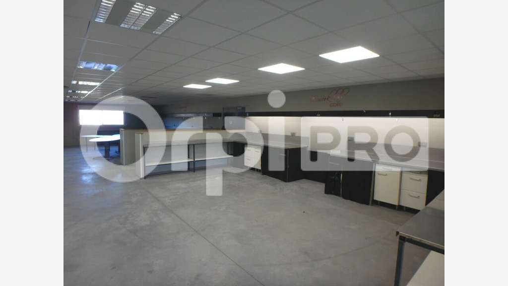 Bâtiment d'activités de 847m² à louer à Aiglun