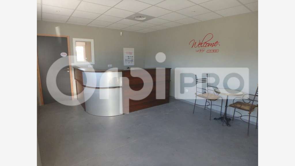 Bâtiment d'activités de 847m² à louer à Aiglun