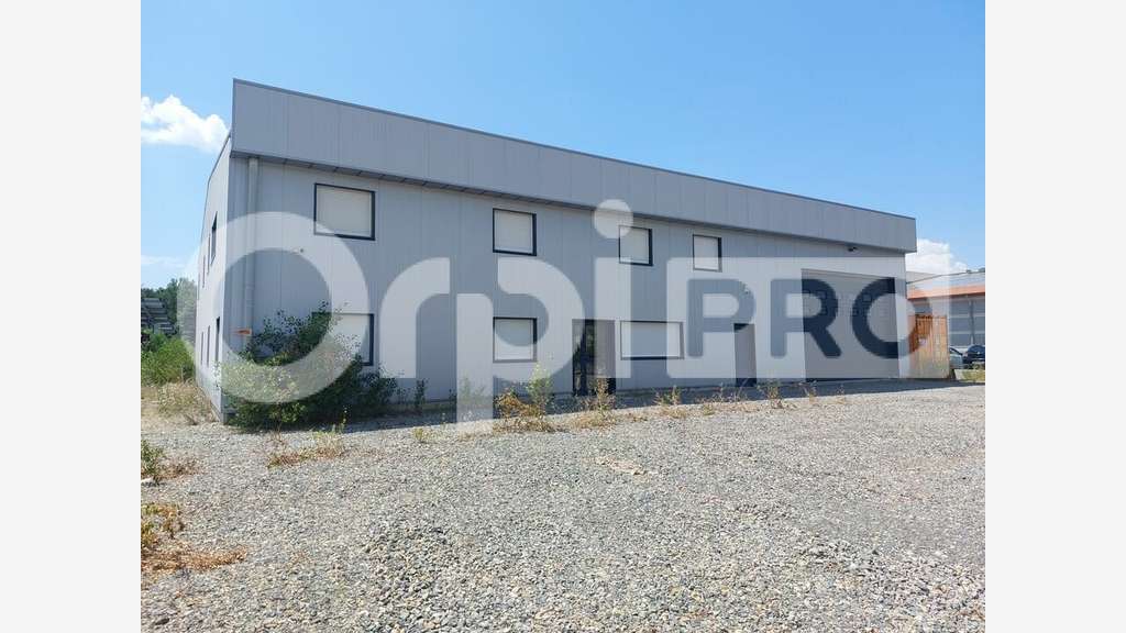 Bâtiment d'activités de 847m² à louer à Aiglun