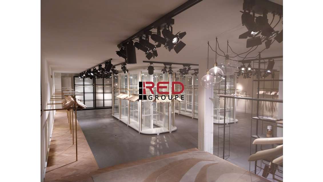 Loue local commercial de 155m² à Aix en Pce Célony