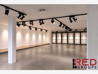 Loue local commercial de 155m² à Aix en Pce Célony