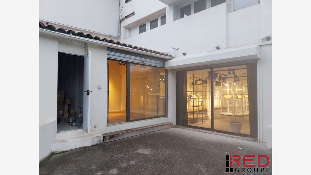 Loue local commercial de 155m² à Aix en Pce Célony