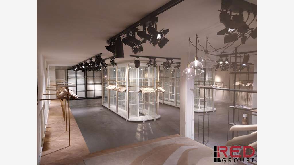 Loue local commercial de 155m² à Aix en Pce Célony
