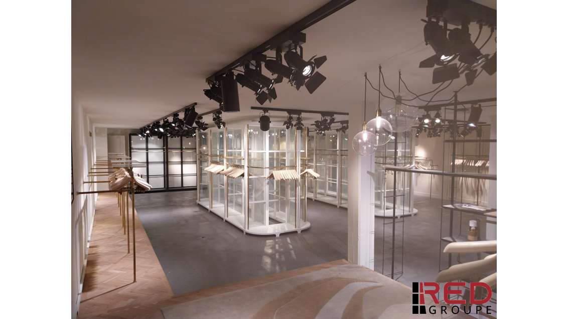 Loue local commercial de 155m² à Aix en Pce Célony