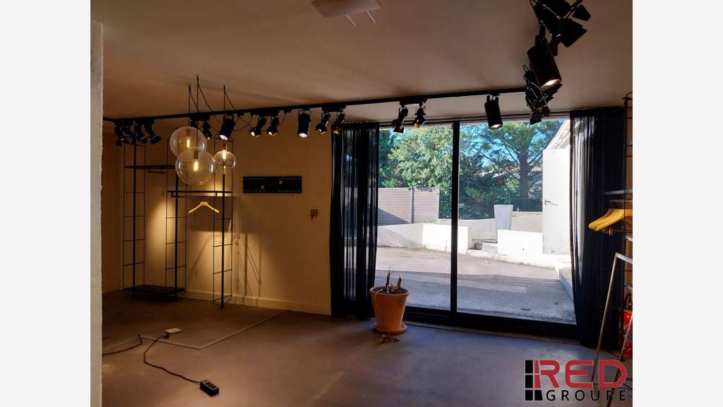 Loue local commercial de 155m² à Aix en Pce Célony