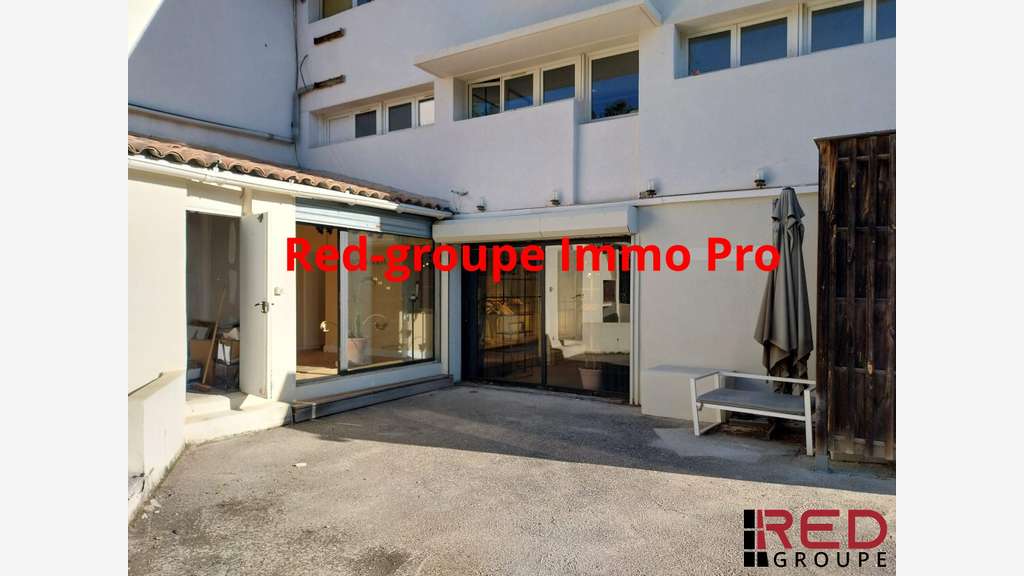 Loue local commercial de 155m² à Aix en Pce Célony