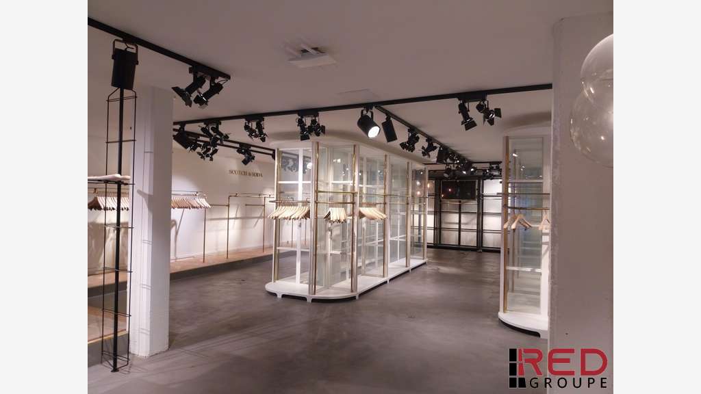 Loue local commercial de 155m² à Aix en Pce Célony