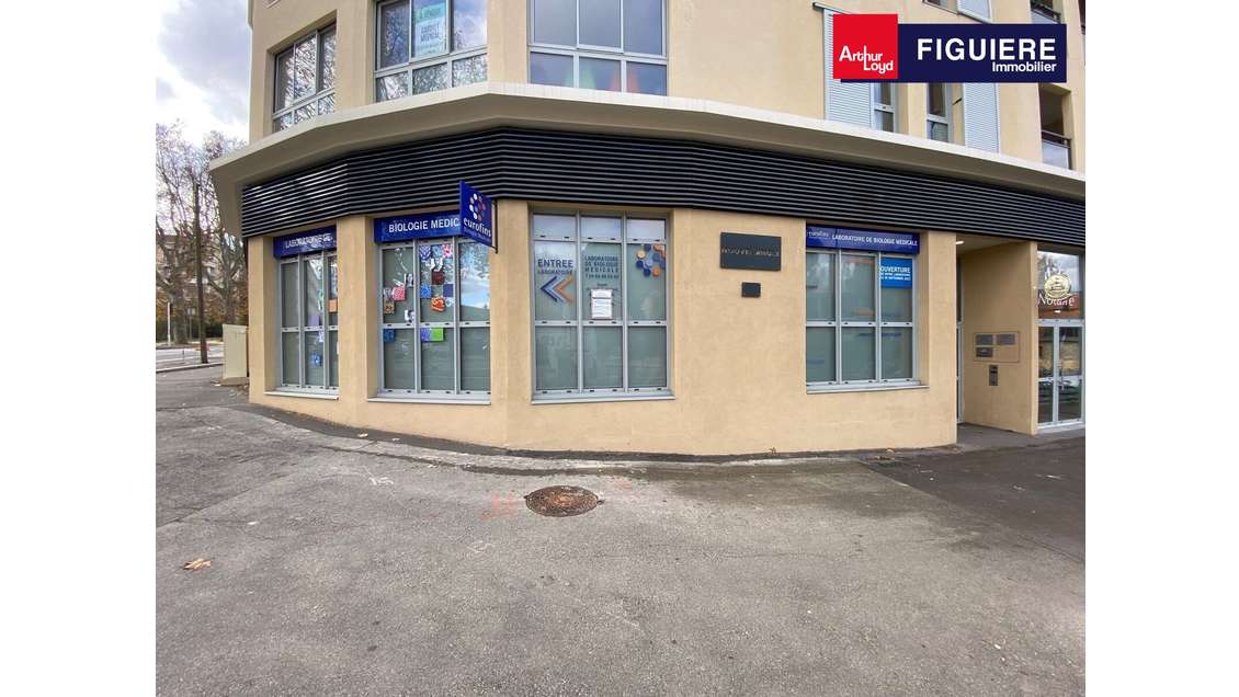 A louer local commercial 180m² Aix Pont de L'Arc 