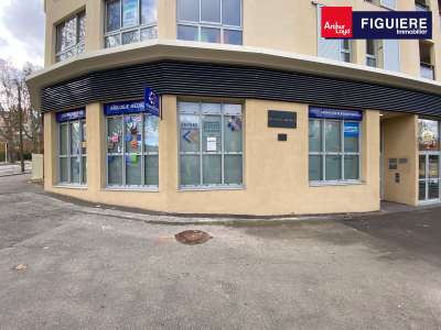 A louer local commercial 180m² Aix Pont de L'Arc
