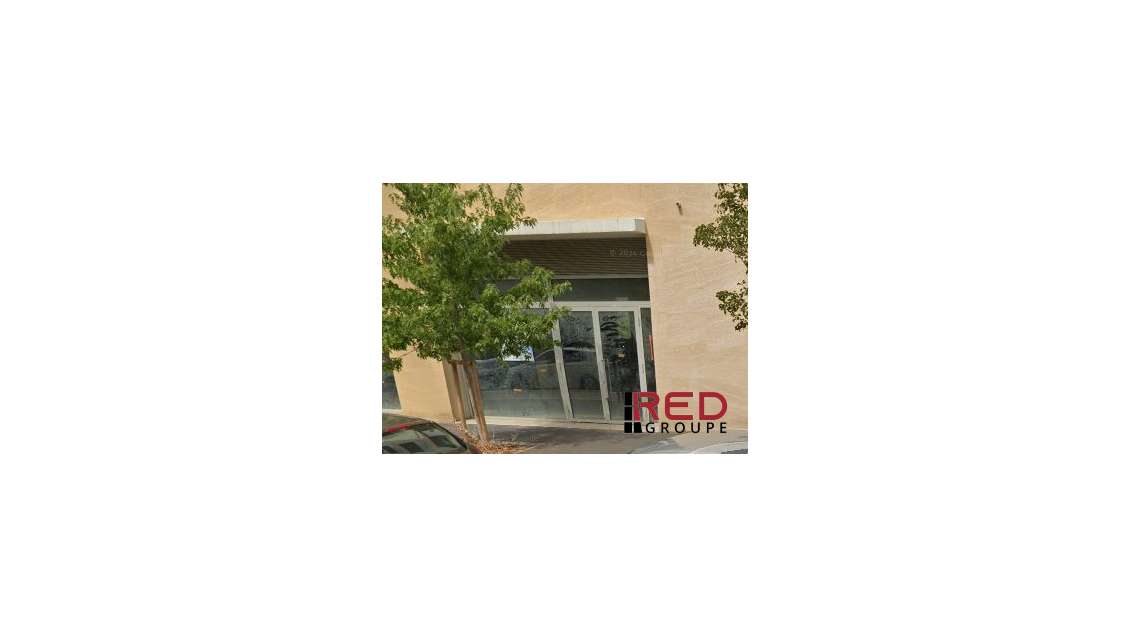 A louer local commercial 232m² vitrine Aix en Pce