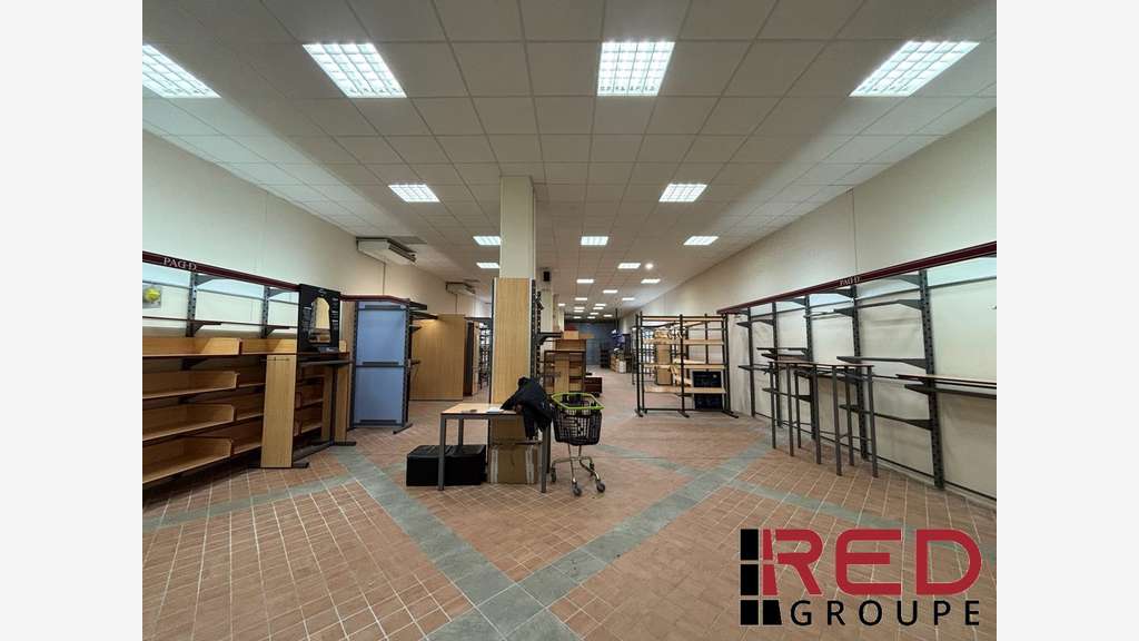 A louer local commercial de 329m² à Aix en Pce Sud