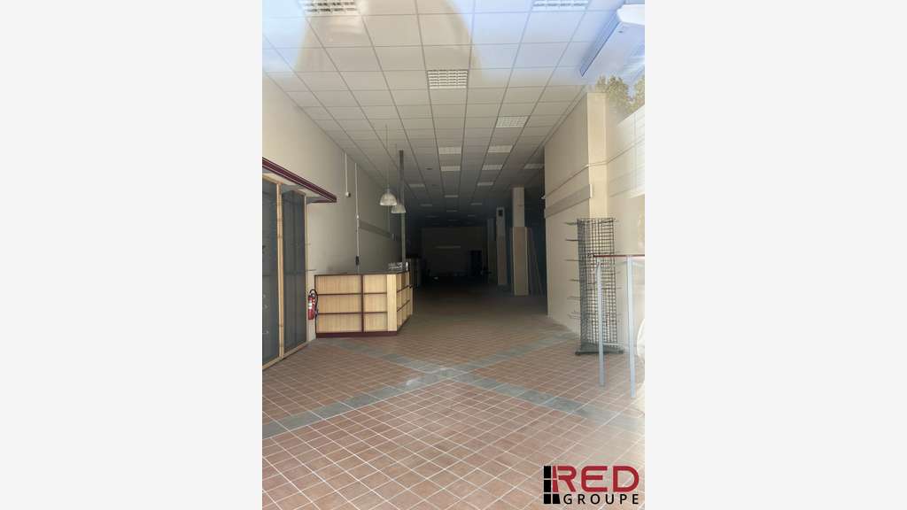 A louer local commercial de 329m² à Aix en Pce Sud