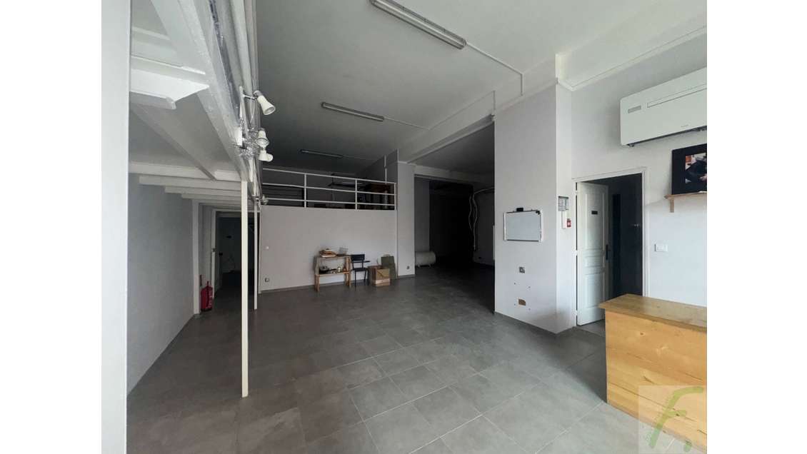 A louer 123,84m² + mezzanine + 20m² Aix les Bains