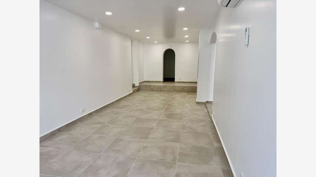 Loue local commercial 105m² à Ajaccio prox centre
