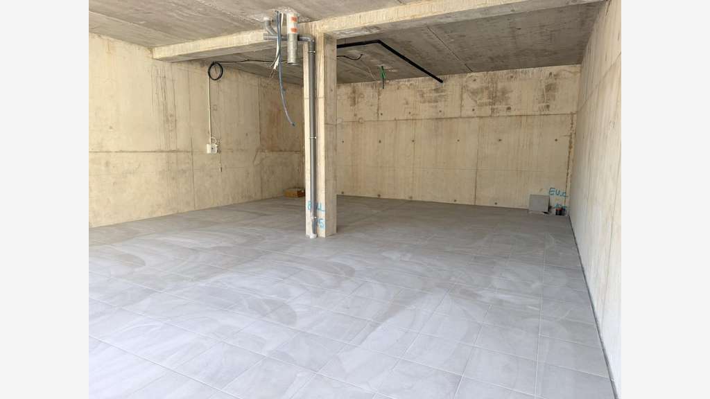 A louer local 96m² bel emplacement à Alata